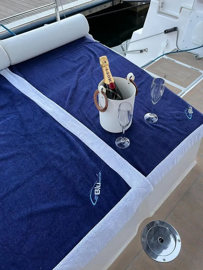 Sama Houseboat Hotel Palermo Úszó hotel